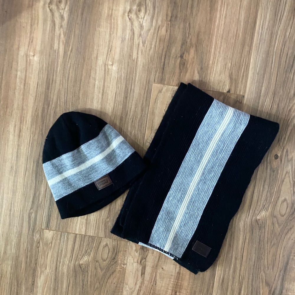 Levi’s Mens Black & Grey Hat and Scarf set